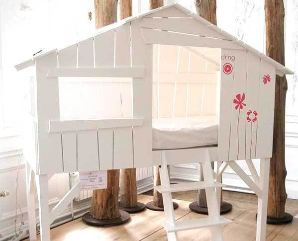 Casita de madera blanca infantil.