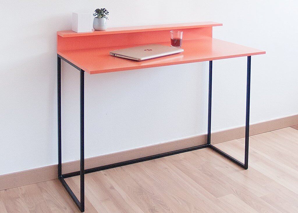Escritorio de color coral.
