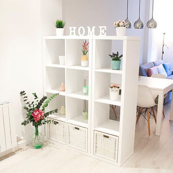 Estantería que sirve para separar dos espacios