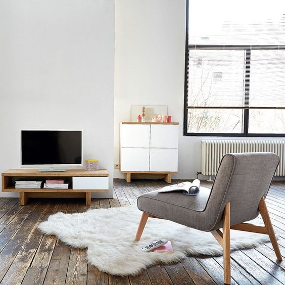 Alfombra de pelo blanco.