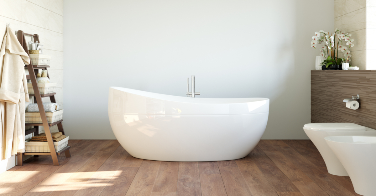 Baño con suelo de madera