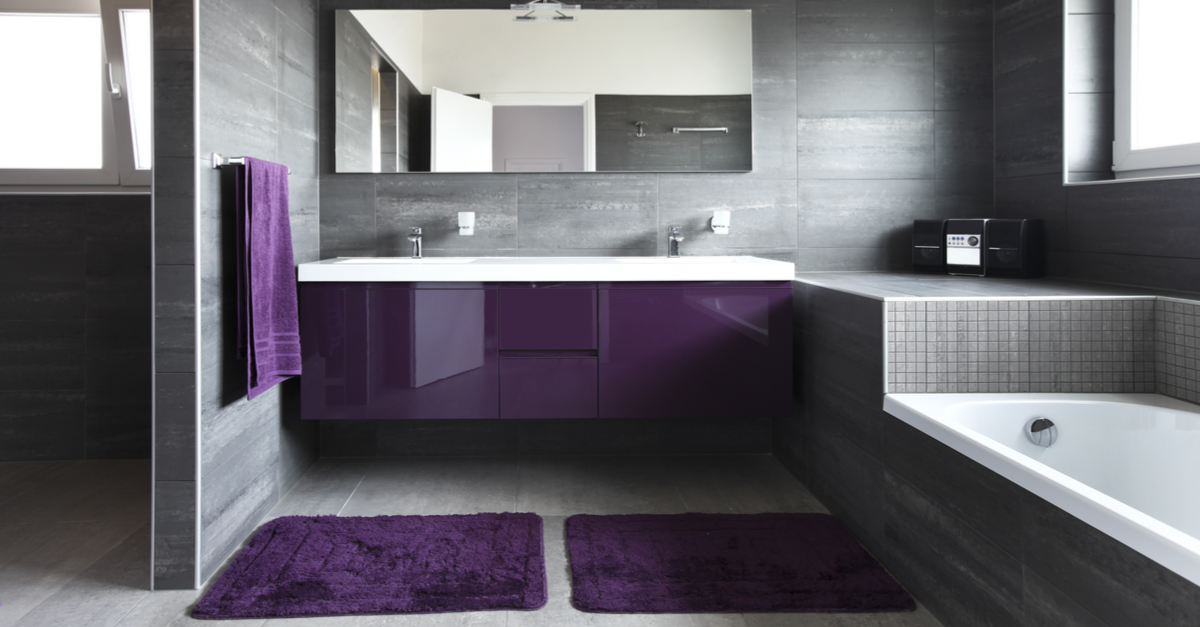 Baño de estilo moderno con elementos decorativos en morado
