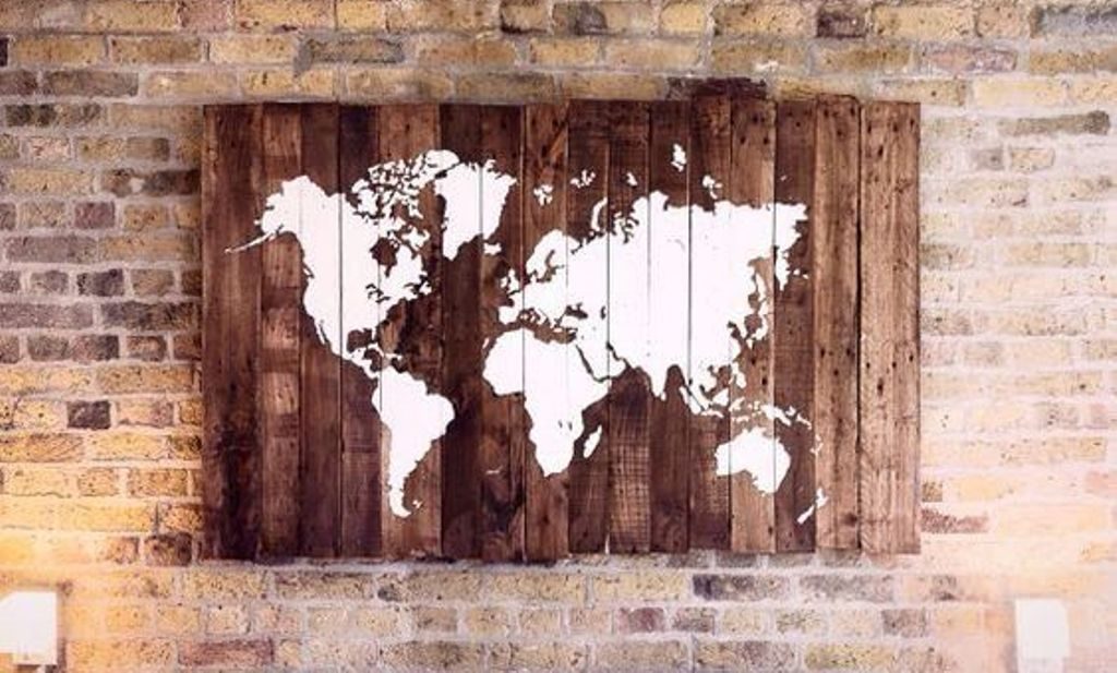 Cabecero con palés y vinilo de un mapamundi