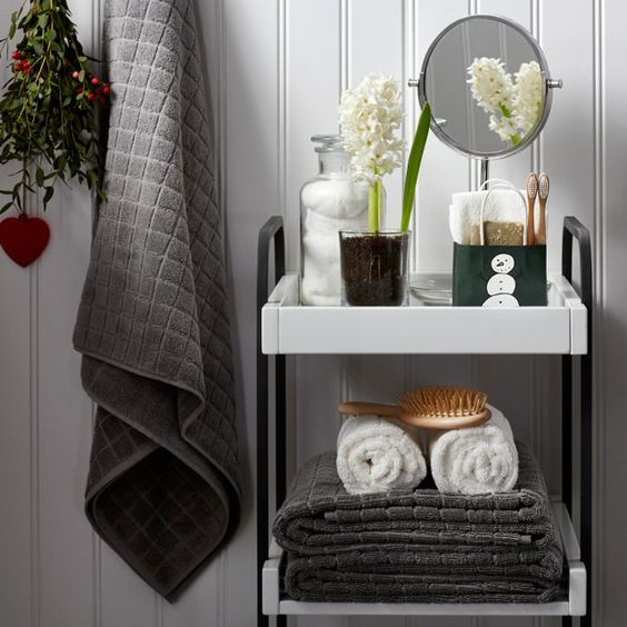 Utility cart to store toiletries