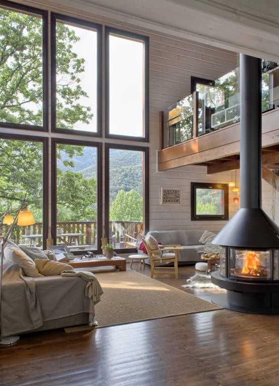 Chimenea en el salón de una casa de campo