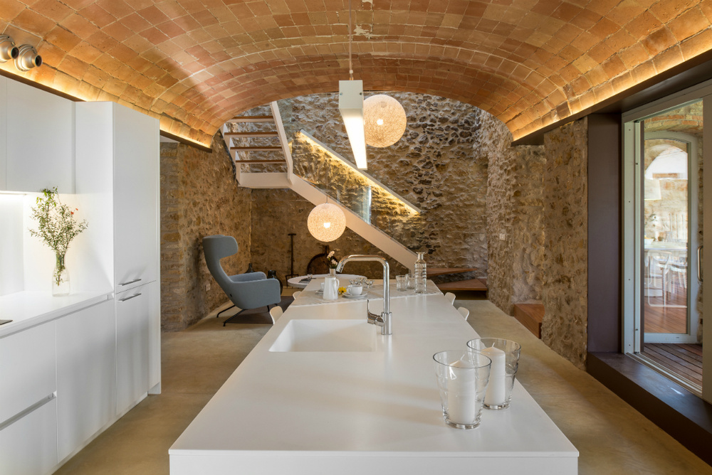 Cocina con paredes de piedra