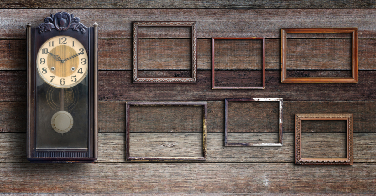 Reloj y marcos de fotos estilo vintage con fondo en madera