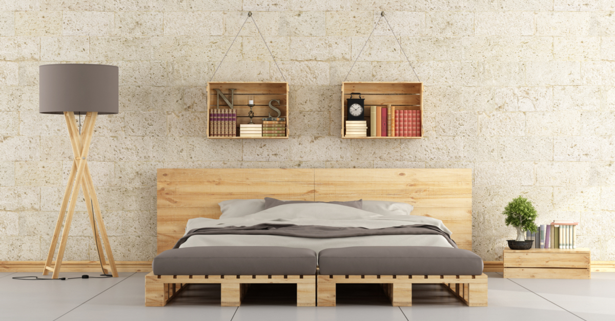 Habitación hecha con palés: cabecero, estantería, somier, lámpara y mesillas.