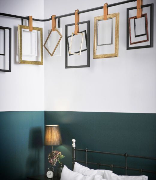 Marcos vacíos sobre el cabecero de la cama