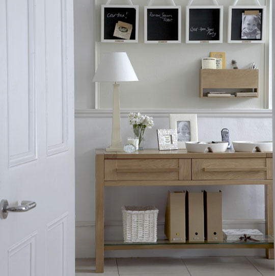 Decoración de recibidor con mueble de madera