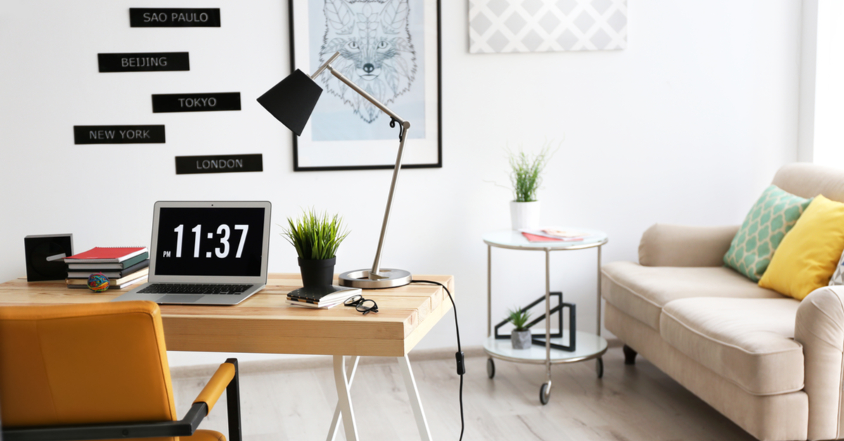 Oficina en casa incorporada al salón