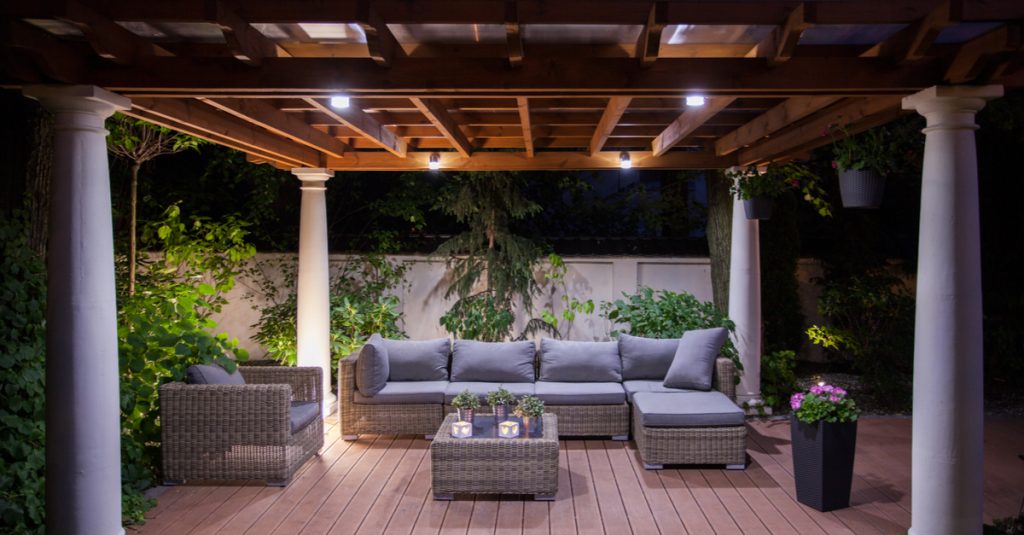 Pérgola mixta con columnas de cemento y techo de madera