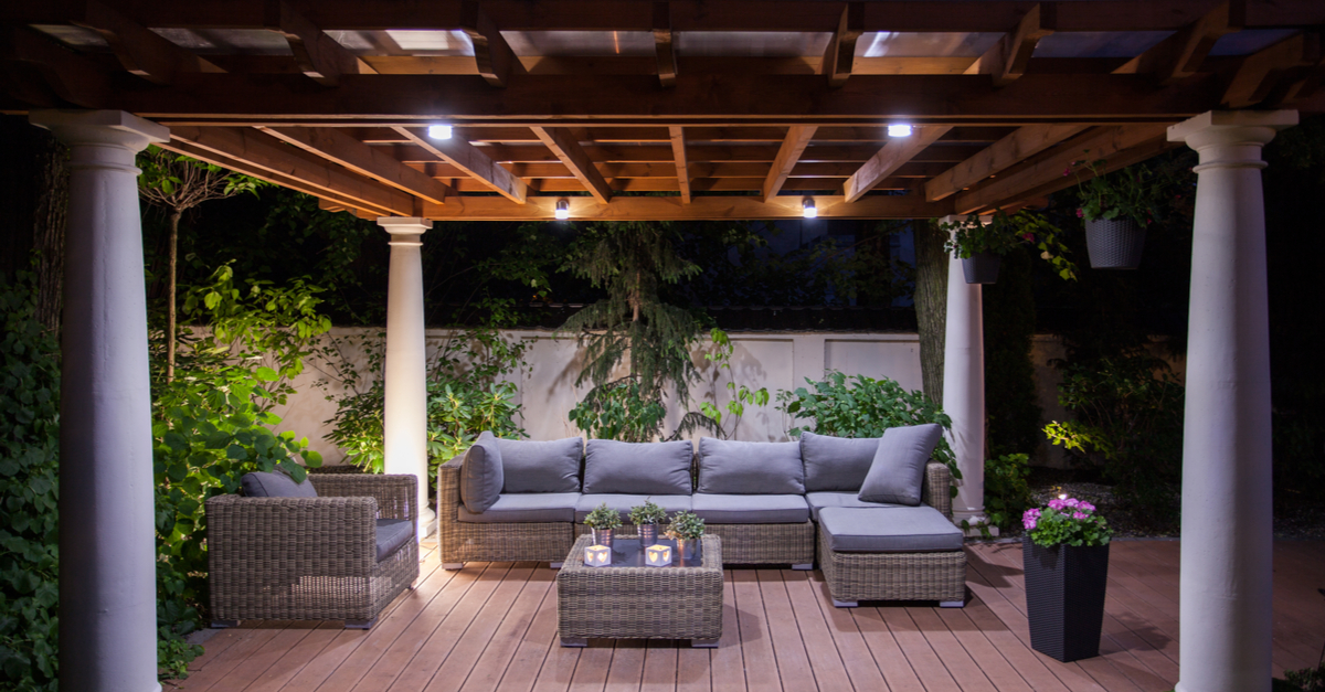 Pérgola mixta con columnas de cemento y techo de madera
