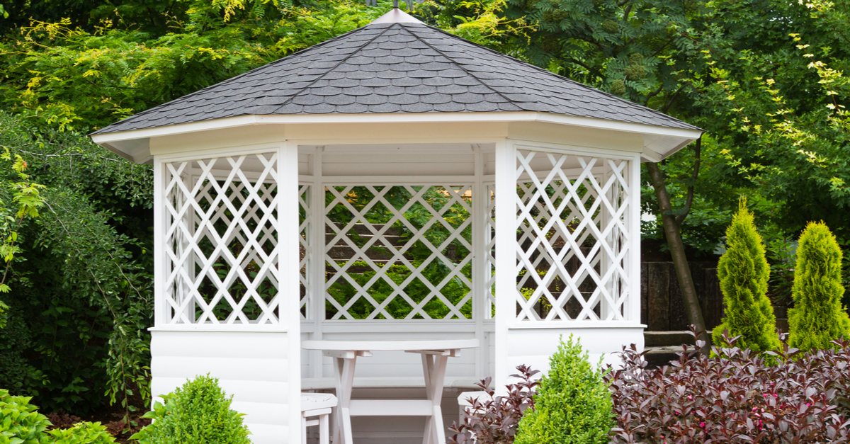 Pérgola redonda de madera blanca y tejado gris de pizarra