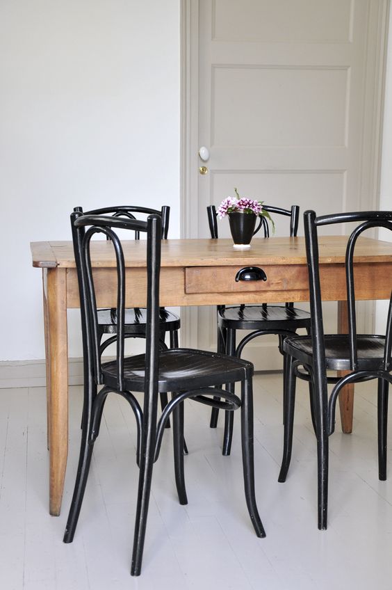 Modelo de silla de comedor thonet en negro