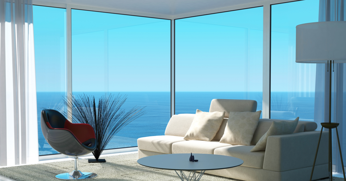 Ventanal con entrada directa de luz en un espacio minimalista