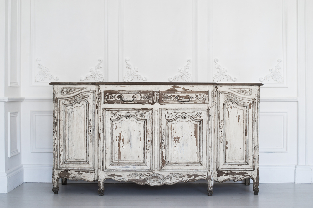 Cómoda antigua restaurada en blanco