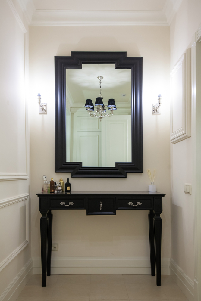Consola tipo balda y espejo en negro para el recibidor