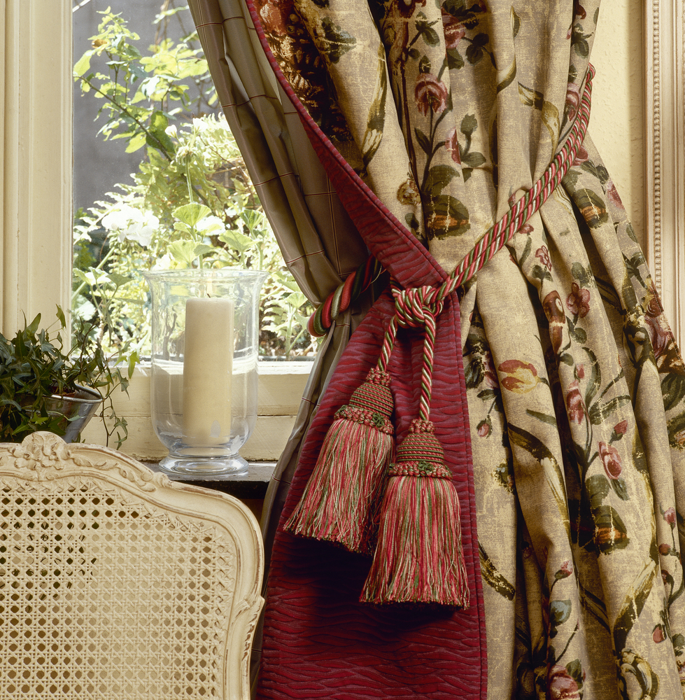 Cortinas con estampados y borlas de estilo decimonónico