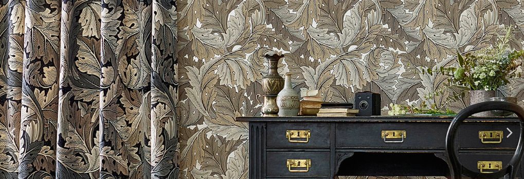 En este caso vemos cómo se ha utilizado el mismo estampado en las cortinas y en el papel de la pared
