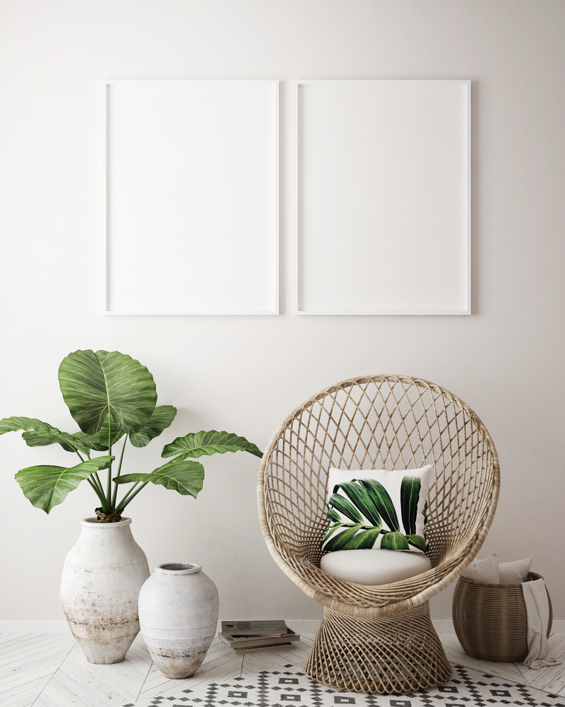 Elementos de estilo tropical: plantas, mimbre, algodón, color verde