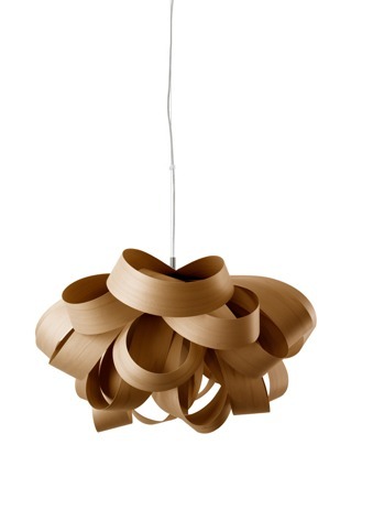 Lámpara de madera para decorar el recibidor.