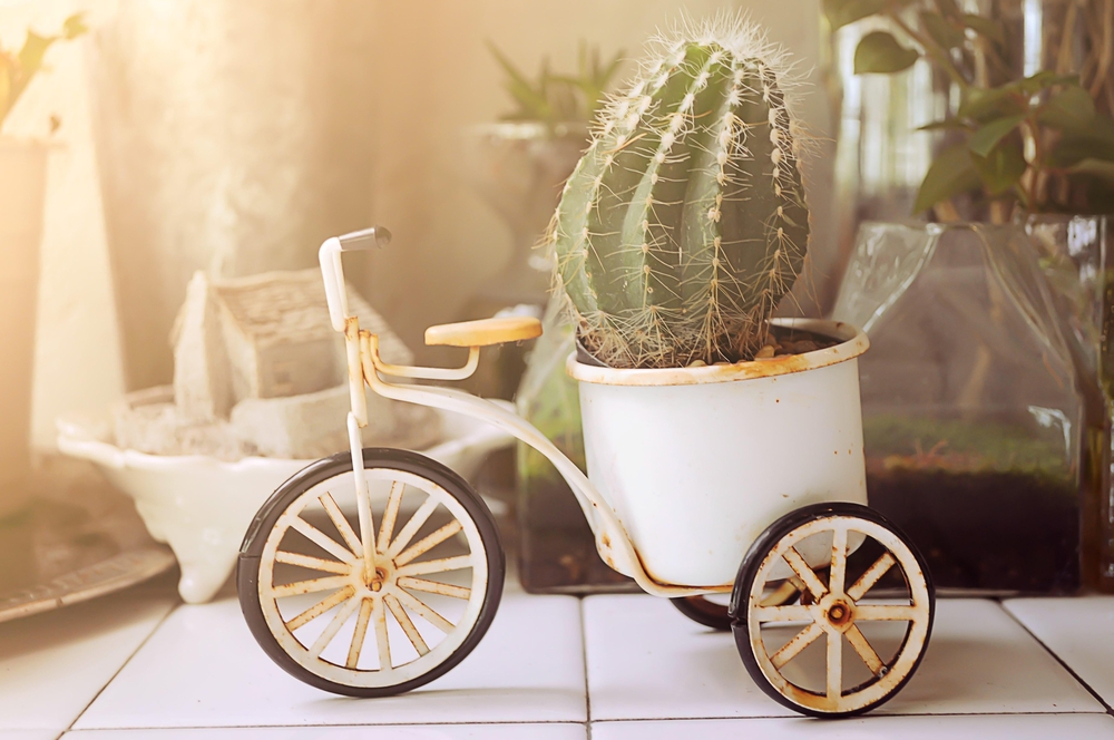Macetero pequeño de forja pintado en blanco con forma de bicicleta