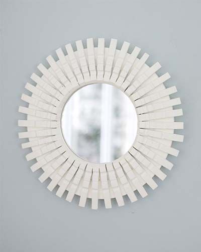 Marco para espejo con pinzas pintadas en blanco