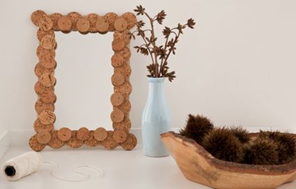 Marco hecho con tapones de corcho para espejo