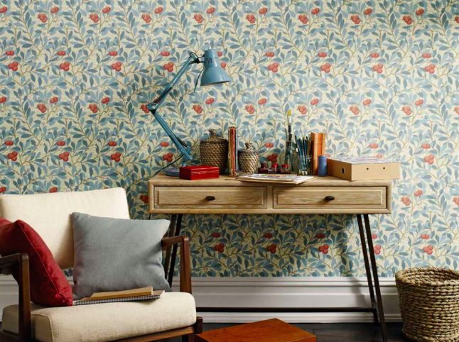 Pared decorada con papel de motivos vegetales realizado por la firma William Morris and Co
