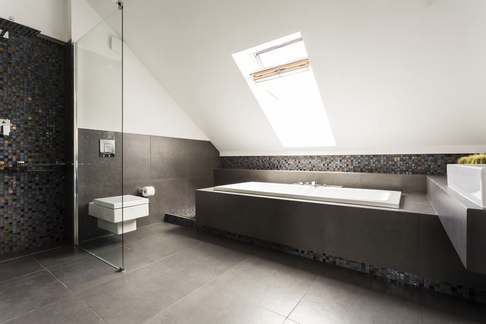 Buhardilla convertida en un baño.