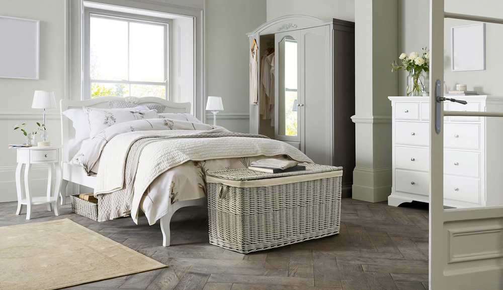 Baúl a pie de cama.