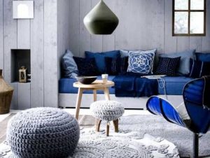 Interior de casa decorado con color azul índigo,