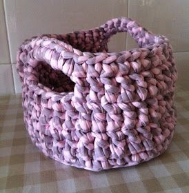 Cesta hecha de trapillo en tonos rosados y morados