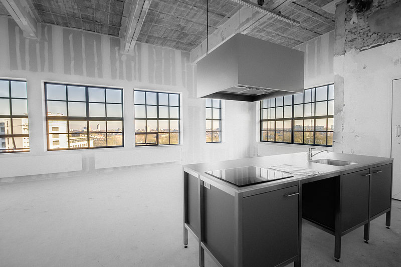 Ejemplo de loft donde vemos la amplitud del espacio, los grandes ventanales y los altos techos