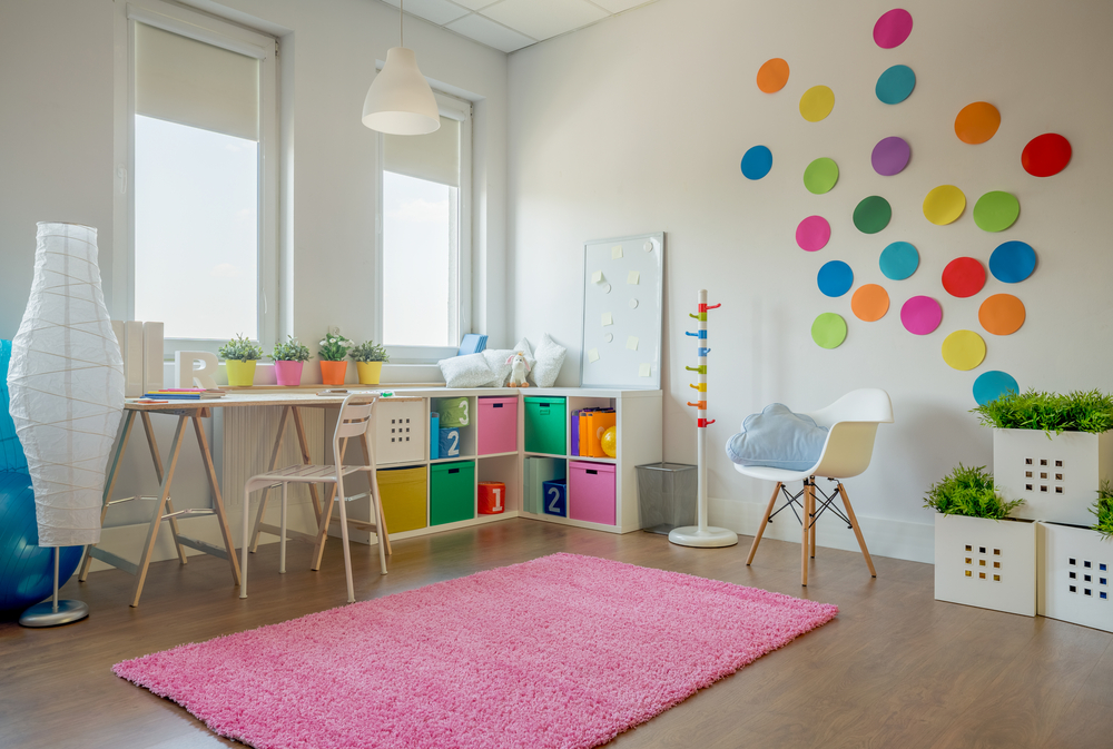 Escritorio infantil con caballetes.