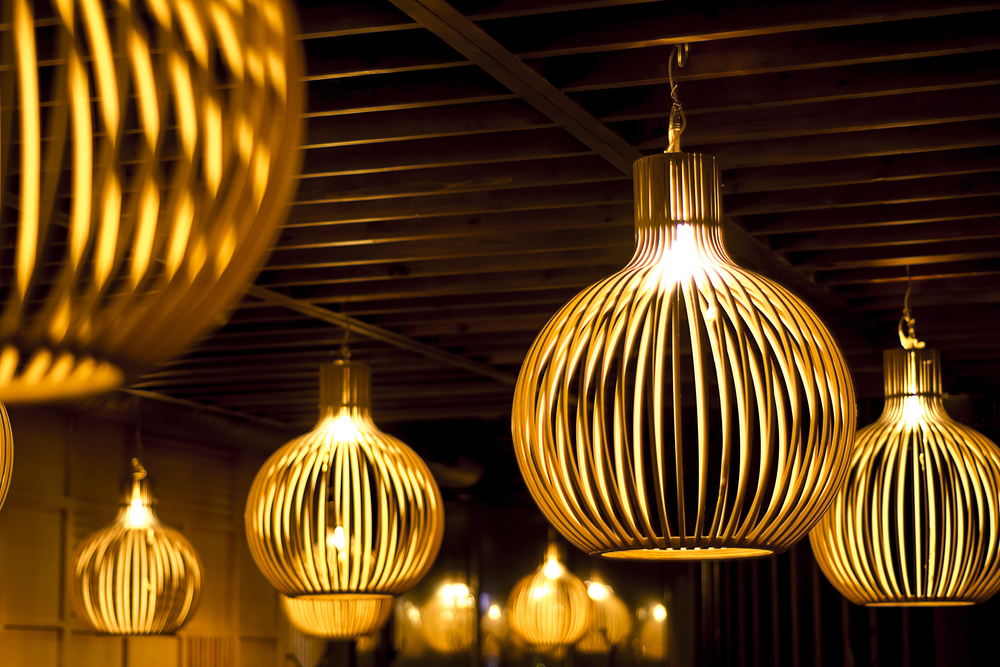 Lámpara de madera negra.