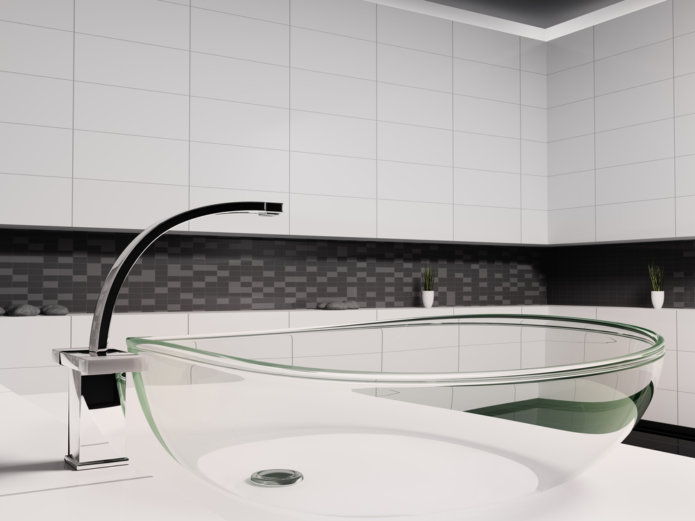 Lavabo de cristal transparente.