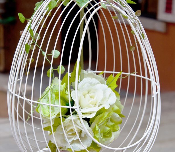 Macetero de forja blanco.