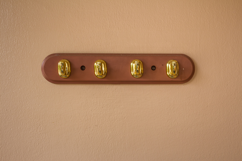 Perchero de pared con cuatro apliques.