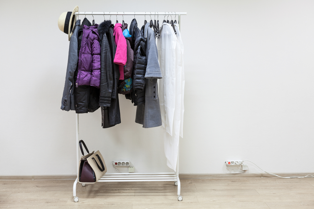 Perchero con balda abajo para zapatos o bolsos.