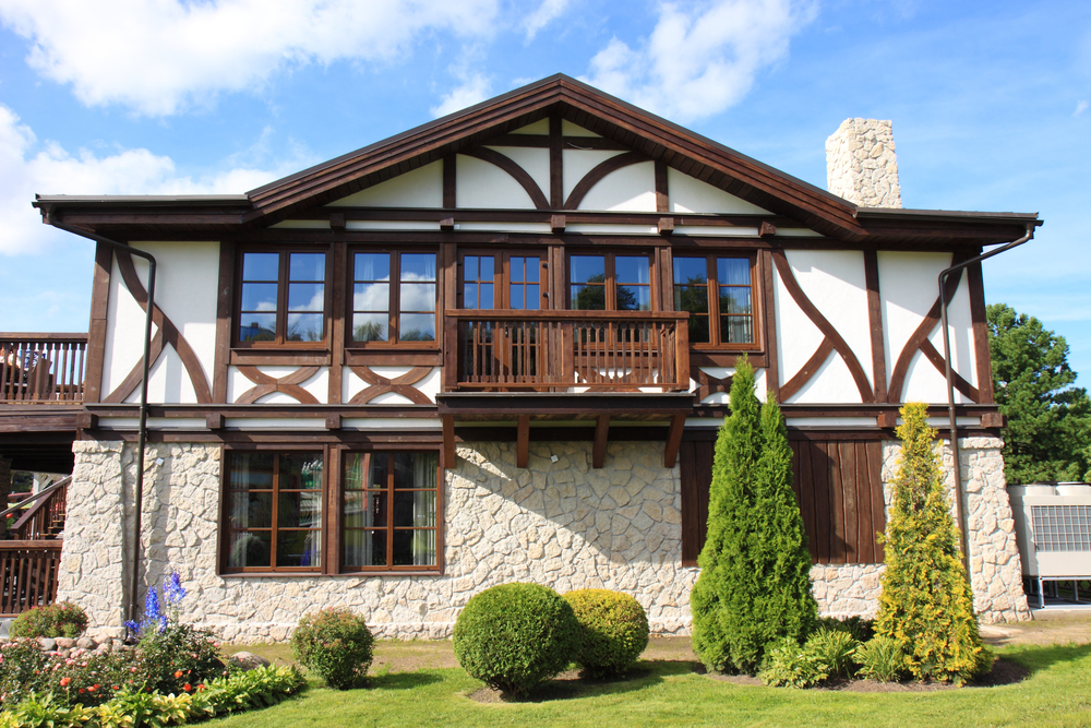 Fachada de piedra combinada con mortero en la planta baja y en la planta superior madera combinada con mortero.