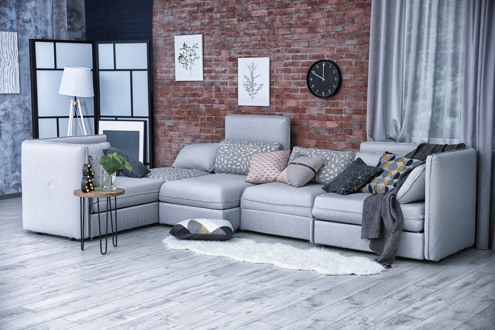 Biombo negro y blanco que separa dos estancias.