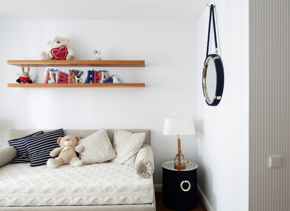 Colcha beige de ganchillo.