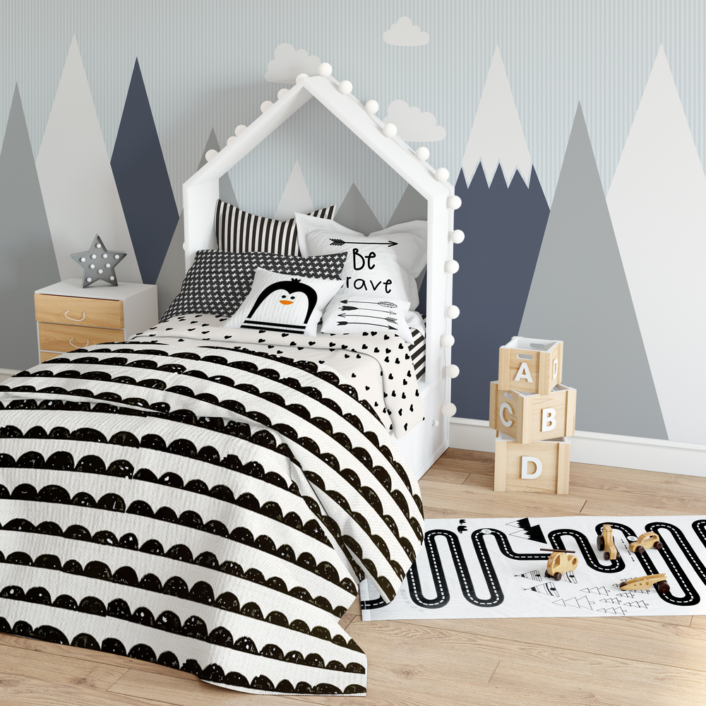 Colcha infantil con cenefas en blanco y negro.