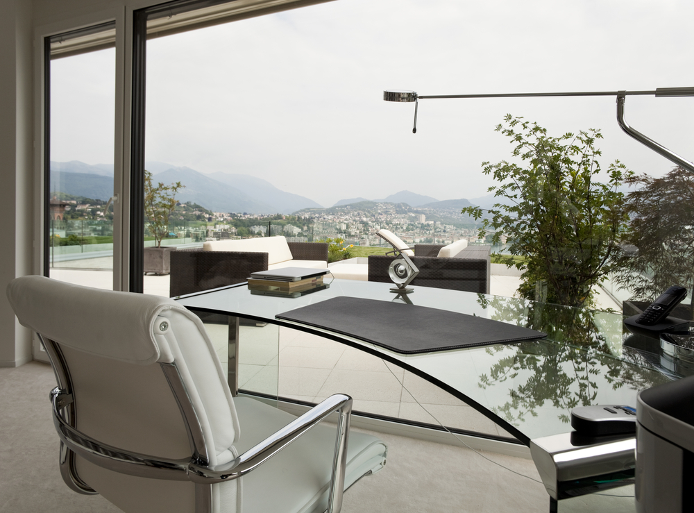 Escritorio de cristal elegante.