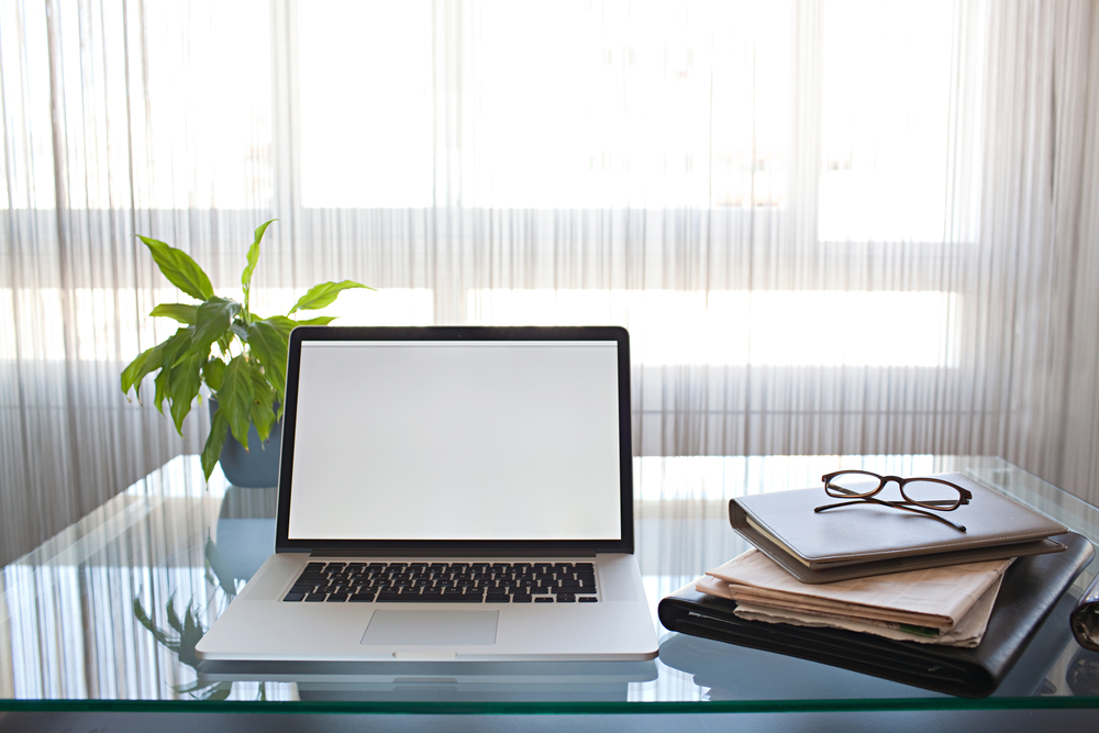 Scrivania in vetro per lavorare.