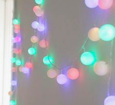 Guirnalda hecha con pelotas de ping pong