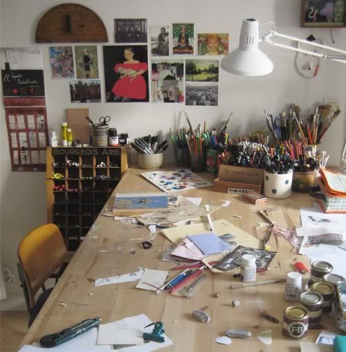 Mesa de trabajo y panel de inspiración en la pared