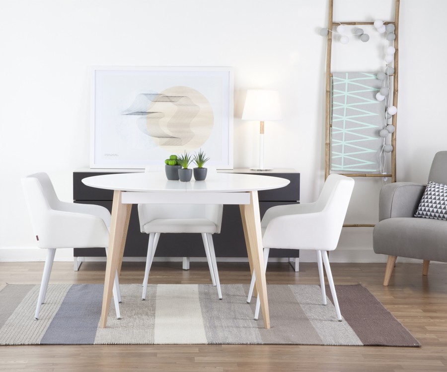 Mesa extensible radial en blanco.